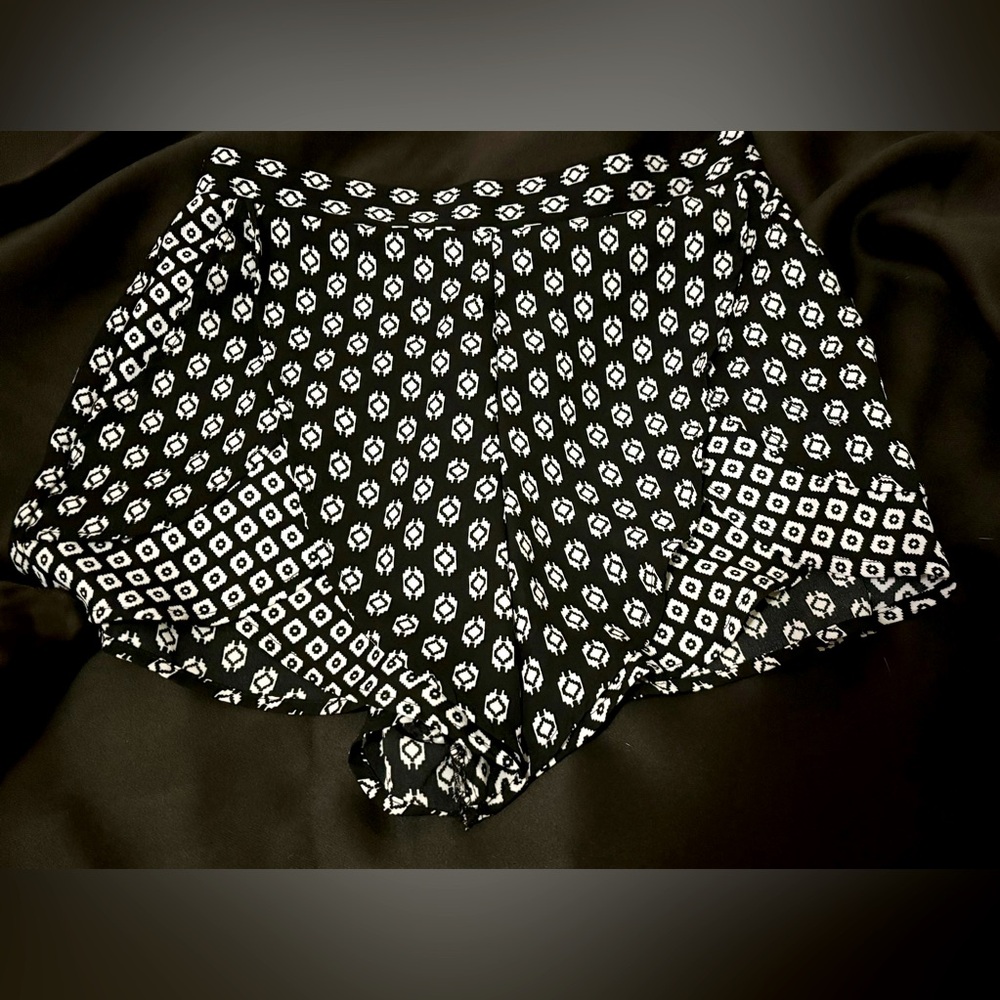 NWOT Xhilaration Women’s Black and White Shorts Size Small